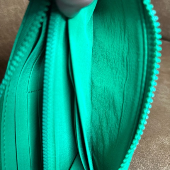 BOTTEGA VENETA Intreccio Rubber Silicone Zip Around Long Wallet - Picture 11 of 15